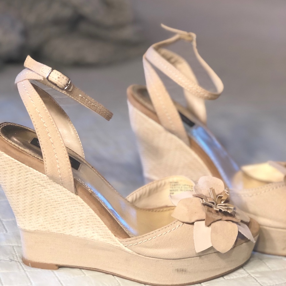 White House Black Market size 8M wedges